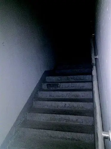 25层楼安全通道只有6盏灯亮