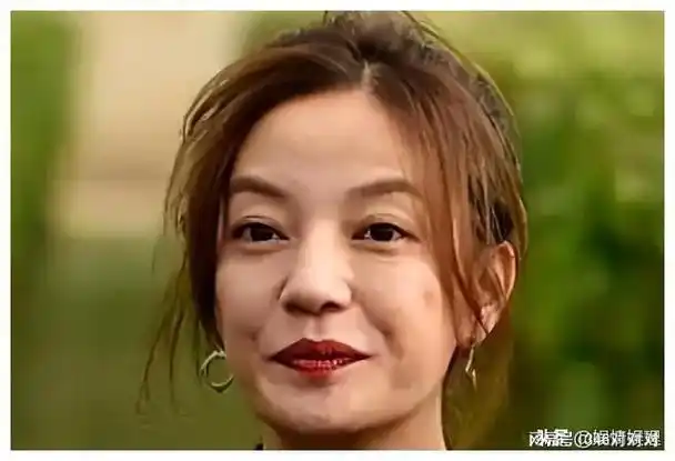 当年赵薇穿着印有日本国旗的服装这件事轰动巨大,也差点让她在翻了船.