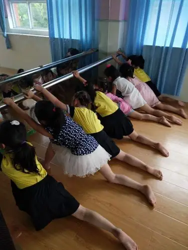 孩子们压腿也是很辛苦的哦