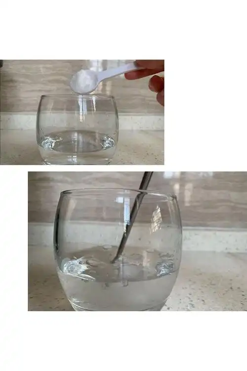 将杯子里面装上水,将一勺白糖放入杯中,用搅拌棒轻轻搅拌,会发生什么