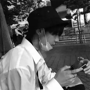 黑白伤感帅气的精致男生头像