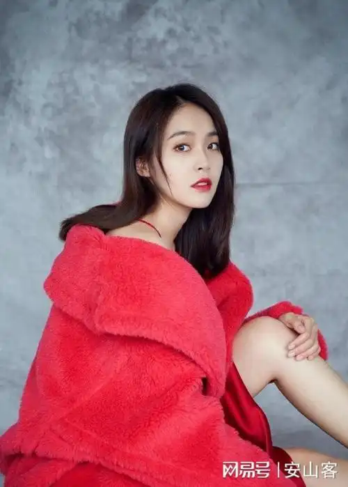 张佳宁的身高约168厘米,这样的身高赋予了她既高挑又优雅的形象.