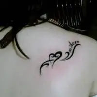 带纹身的女背影头像 好看的女生后背纹身头像图片