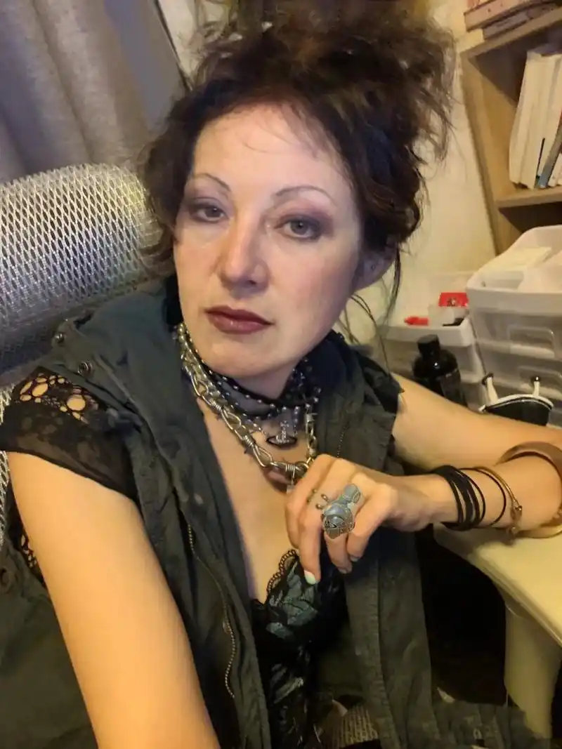 大崎娜娜43岁,本城莲22岁.头发还没长到蕾拉那么长呢. - 抖音