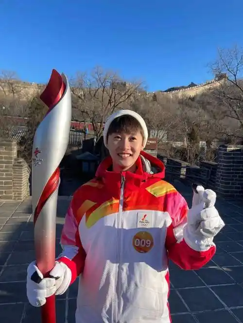 因赛事在身,本次转赠仪式由陈雨菲父亲陈哲代为出席.