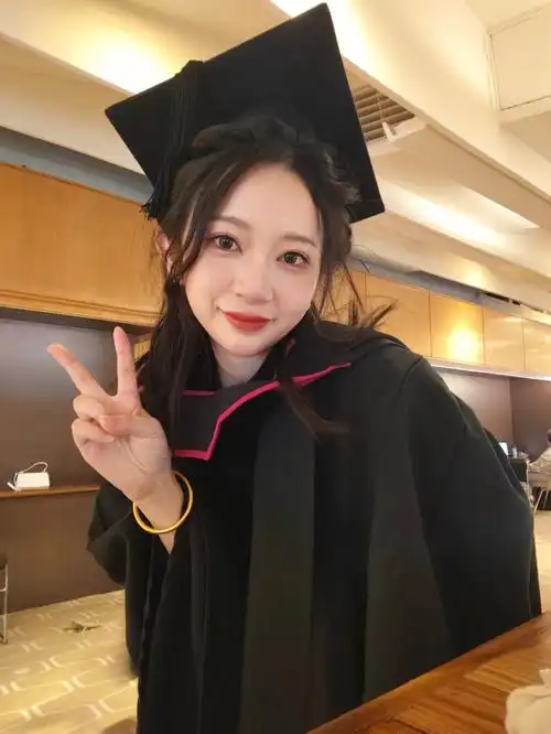 毕业带学士帽都给我扎这个发型