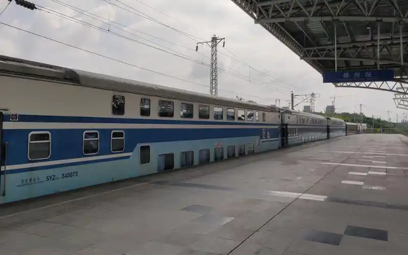 中国铁路蓝色双层火车k8392出扬州站