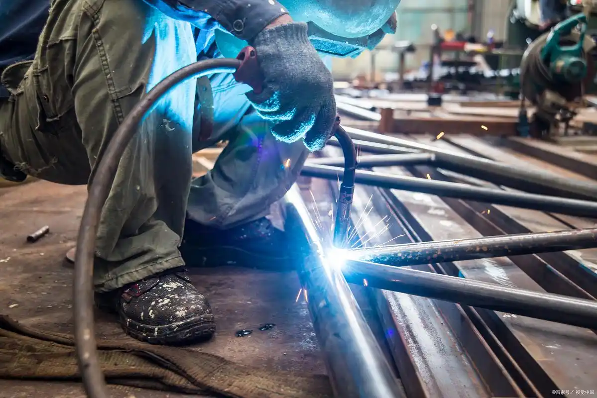 焊接前准备:a. 检查焊接设备是否完好,包括电源线,接地线,焊接机热