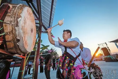 德昂族群众欢度龙阳节