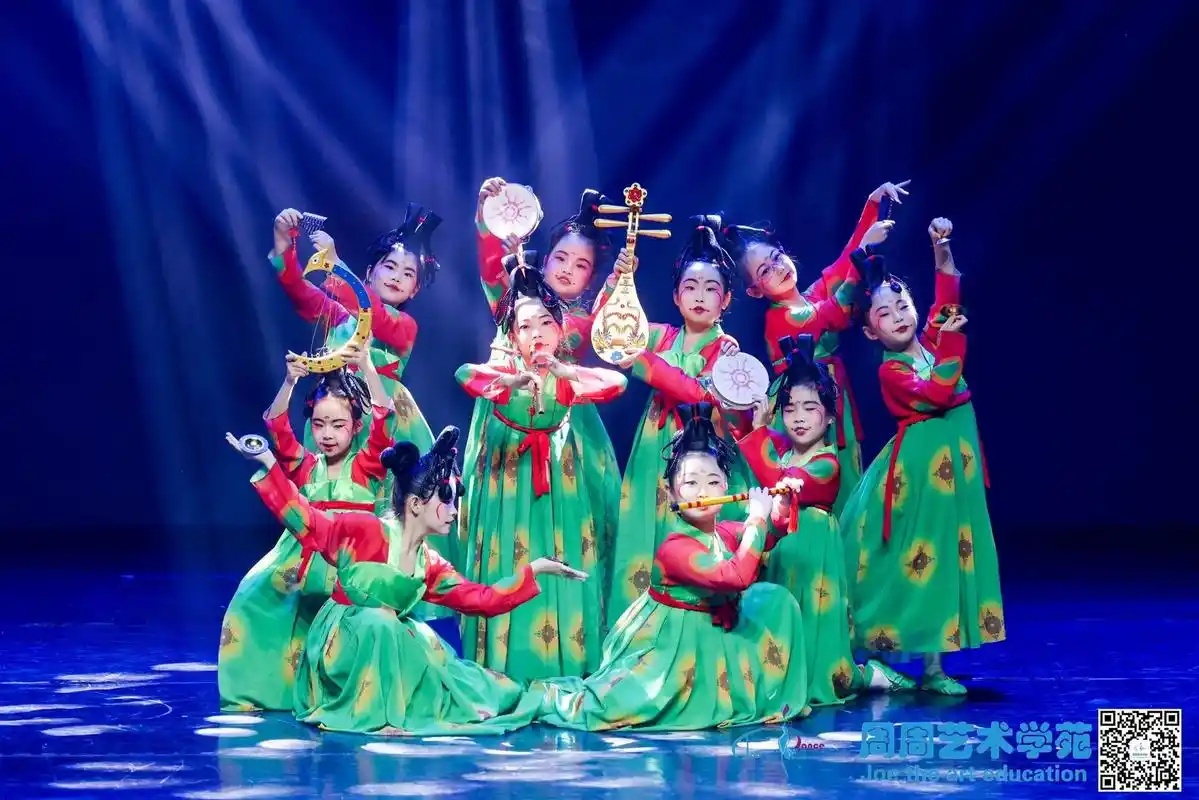 舞蹈比赛作品《唐宫夜宴》女孩学舞蹈有什么好处呢?