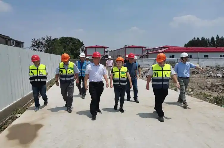 在台风离沪后第一时间到奉贤校区建设工地进行视察