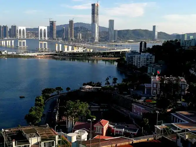 站在澳门西望洋山上,趁太阳落山之前,景色是非常非常靓的!