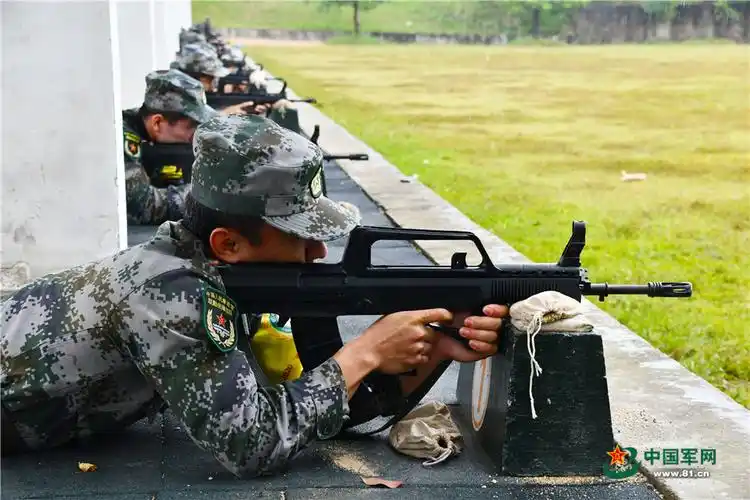 步枪精度射击,一招制敌.夏文婧摄