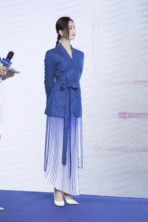 刘诗诗活动造型再次惊艳众人身穿蓝色西服套装气质优雅又干练