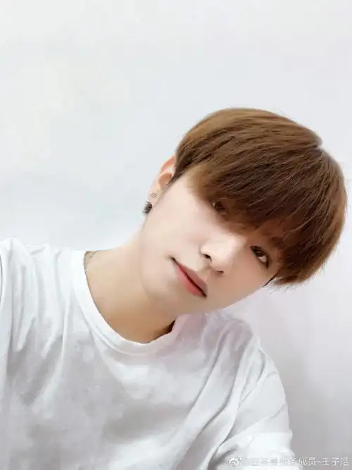 可爱7015奶fufu的好想揉揉脸蛋子,心都被萌化了帅哥多多分享自拍