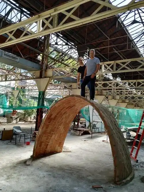 将砖拱圈玩出花儿来的西班牙人