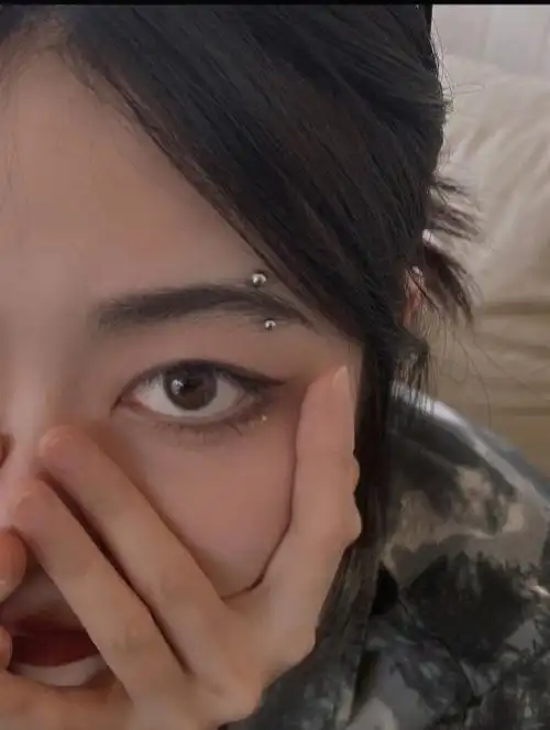 李马克黄仁俊同款眉钉get