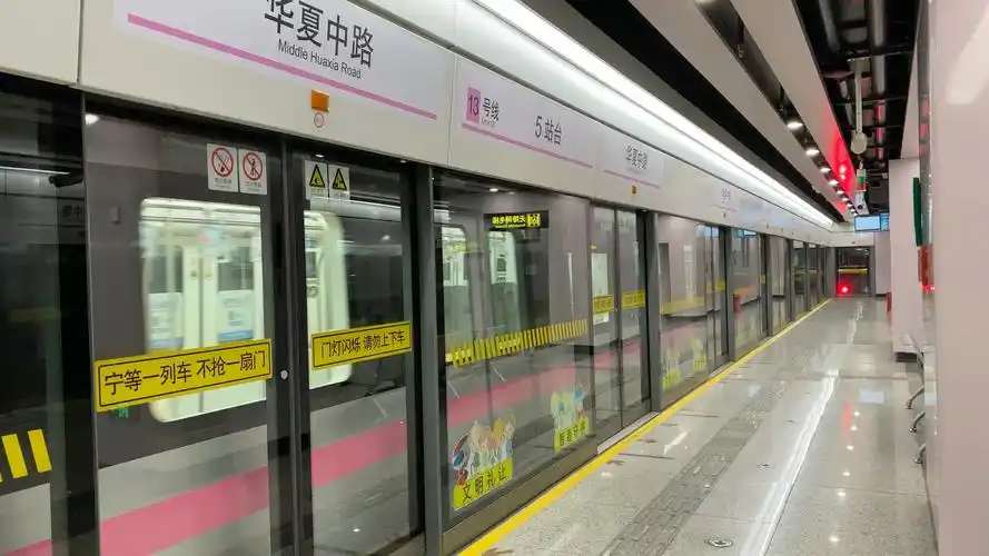 上海地铁13号线晚高峰华夏中路出库车进站视频开双侧门老车