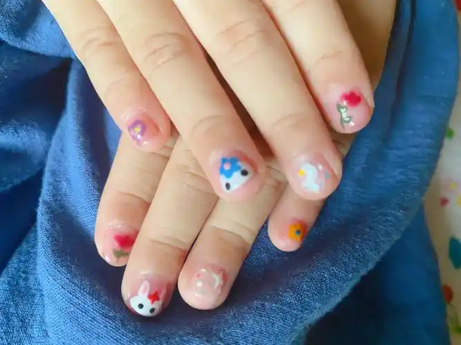 趁暑假给小丫头臭美一下,指甲盖儿太小,也画不出太复杂的款,可爱就