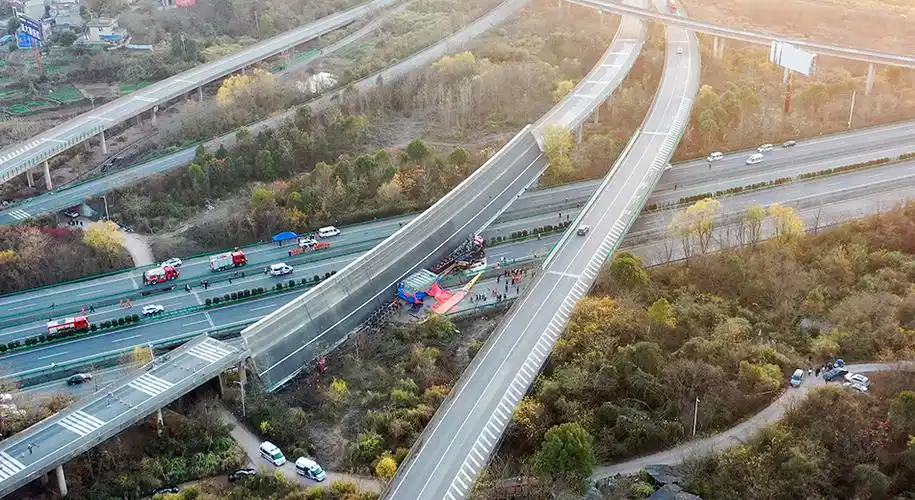 2021年12月18日下午,航拍g50沪渝高速湖北鄂州段,一段高速公路引桥