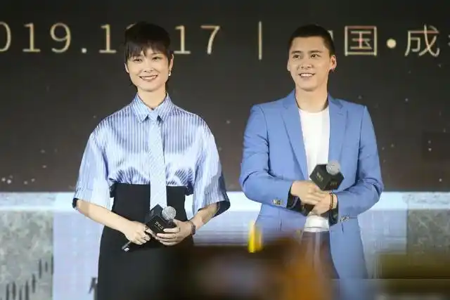 李宇春李易峰同台活动李宇春长裙女人味十足小动作还有点害羞