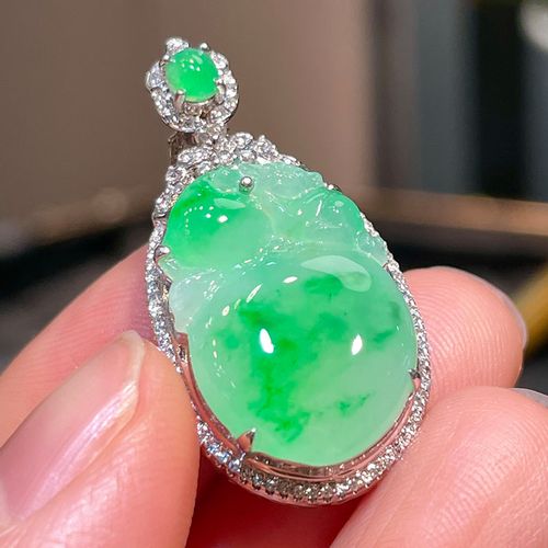 翠秦之皇冰种飘绿猴子抱桃吊坠 18k金镶嵌翡翠细腻圆润饱满通透