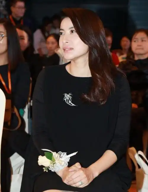 郭晶晶出席活动身穿红裙很高调却被63岁婆婆抢了风头