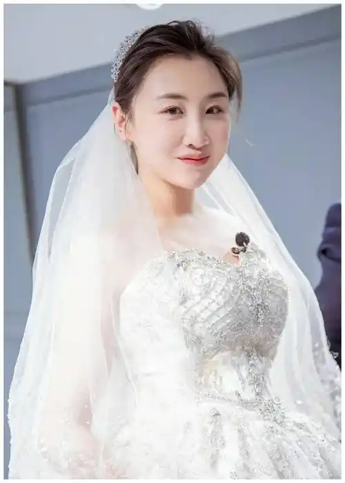 服了何雯娜!挺十月孕肚拍婚纱照还有如此身段,老公看着比她还壮