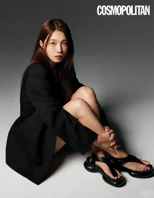 1/3搜狐韩娱讯 韩国女团apink成员郑恩地近日为某杂志最新一期拍摄了