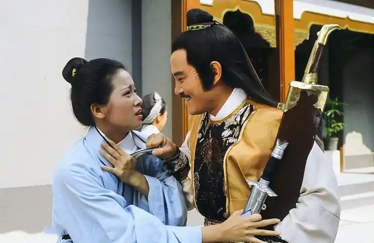 冲儿和他师父,曾江饰演的岳不群小师妹岳灵珊和林平