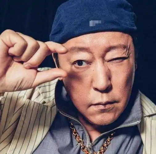 的播出,一下让他火了起来,他就是剧中扮演司马懿的倪大红,也是战狼中