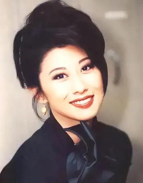 叶倩文年轻那会,脸上胶原蛋白满满,脸型很顺溜,特别