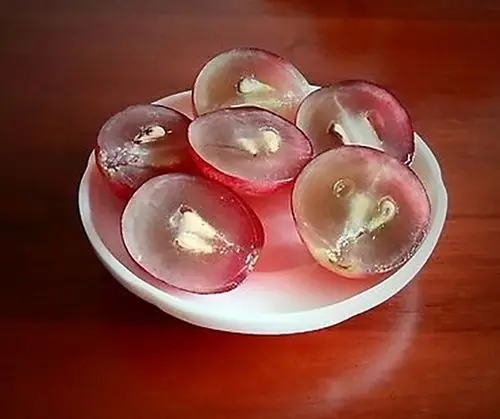 切开后的葡萄晶莹剔透,籽,肉,皮分明