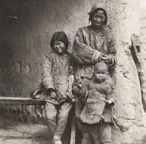 晚清农村母子三人,衣衫褴褛.