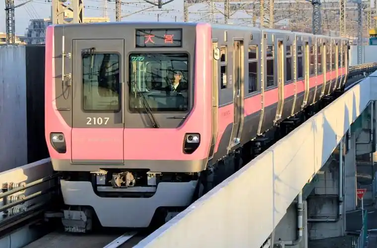 乘坐埼玉新交通,与新干线肩并肩-日本地铁