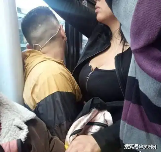 早起挤地铁这么多年,都没有一次像这哥们这么幸福的经历