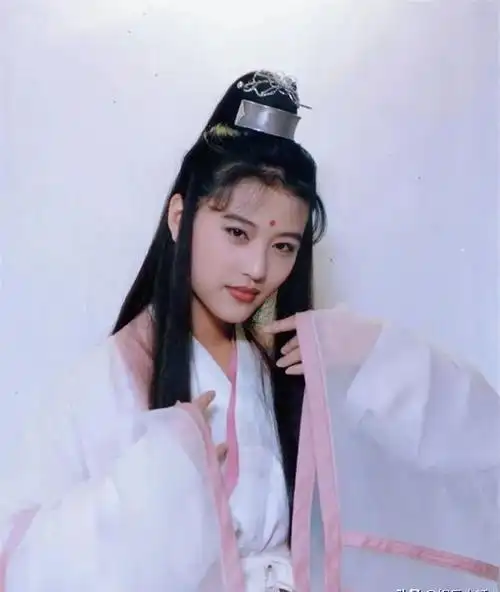 求别再硬演周芷若了有人出尘脱俗有人却噘嘴瞪眼毁经典