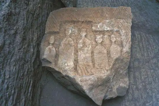 成都工地发掘出70余座崖墓 深藏精美画像石棺(图)