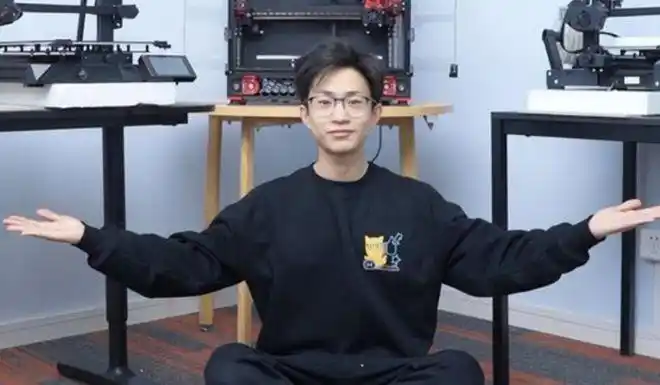 大up主何同学怎么了?遭到网友阴阳怪气,被嘲笑"赛博丁真"|黑子|网红_