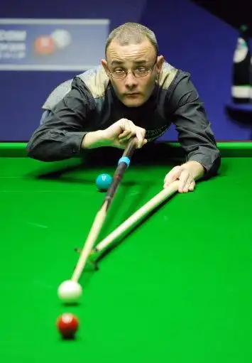 图文:傅家俊6-3领先古尔德 古尔德架杆瞄准