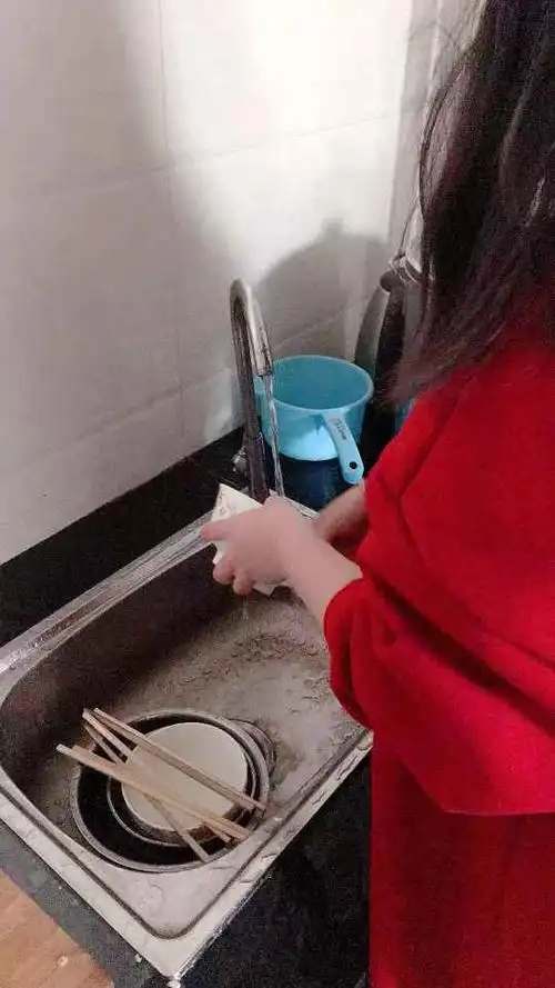 让孩子利用双休日在家中做一两项力所能及的家务劳动,既增强自理能力