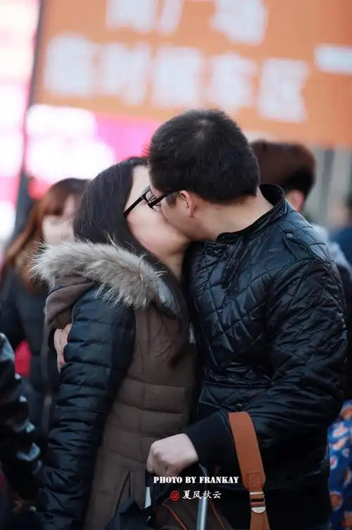 【春运表情】吻别的情侣