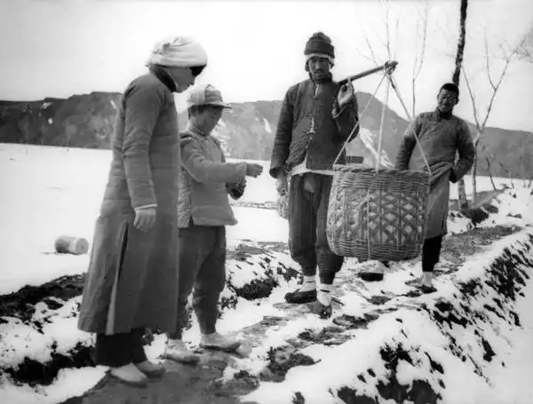 1940年6月, 河北唐县,儿童团员站岗查路条.沙飞/摄.