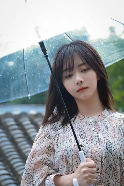 谭松韵拿捏了夏日氛围感