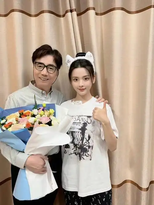 杨超越合照复制粘贴