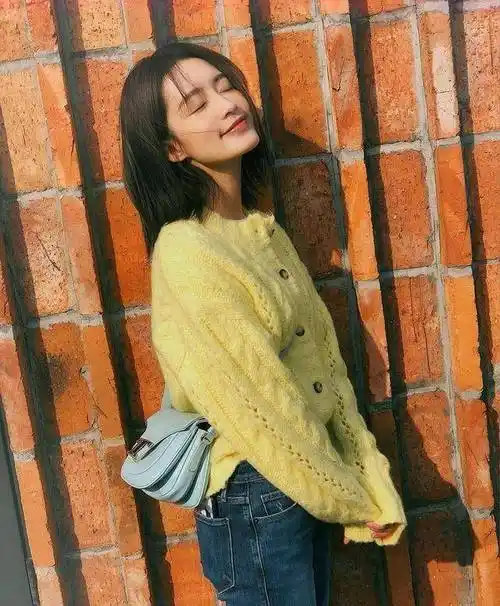 原创29岁李沁穿着像少女学习甜系女孩的新潮搭配简洁又时髦