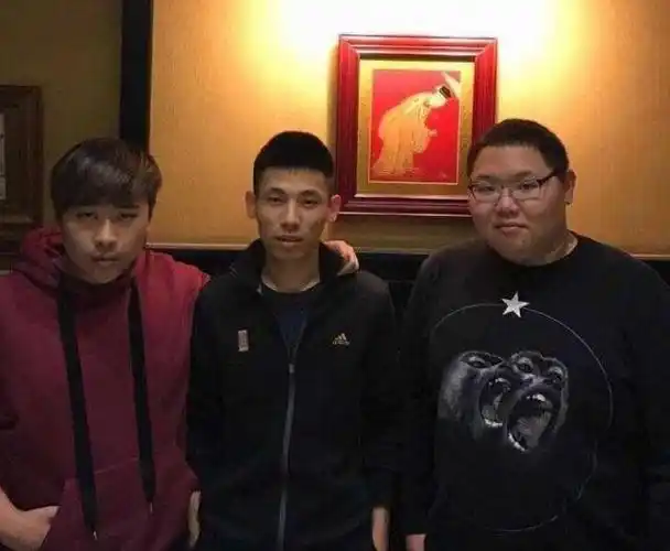 卢本伟用小号给pdd送超火,被无视后怒喷pdd,网友:本性不改!