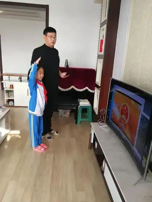 疫情当下,国歌声中 建三江局直子弟学校迎来一场特殊的"开学典礼"