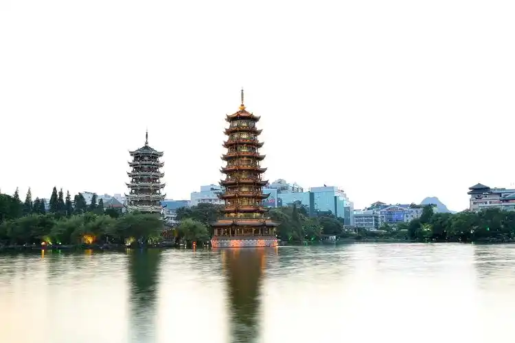 广西桂林日月塔