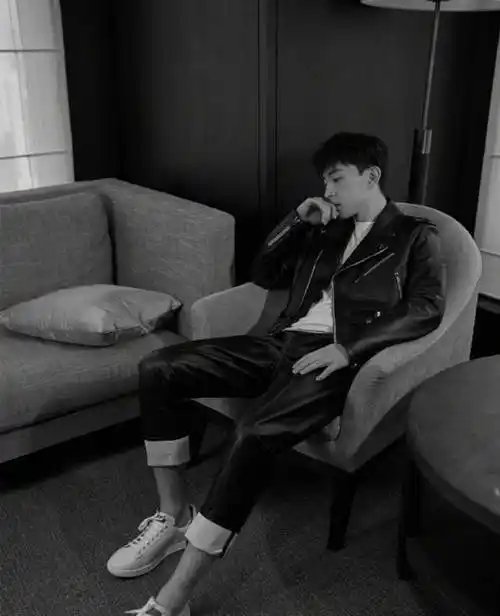 照片中,邓伦一头慵懒的发型个性不羁,身着短款黑色皮衣内搭白色毛衣